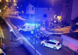 Personal sanitario y agentes municipales, en el lugar del accidente junto al herido.