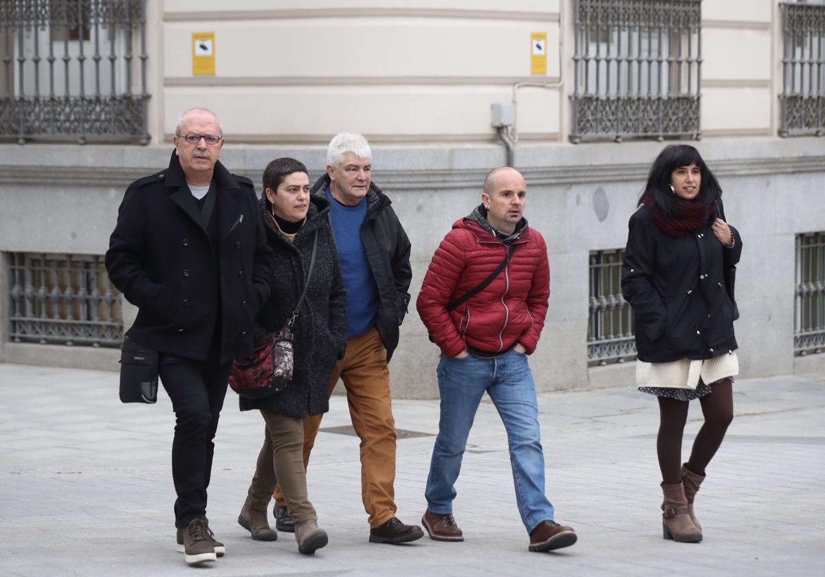 'Kubati', en el centro, y miembros de colectivos que trabajan con los presos, tras declarar ante el juez.
