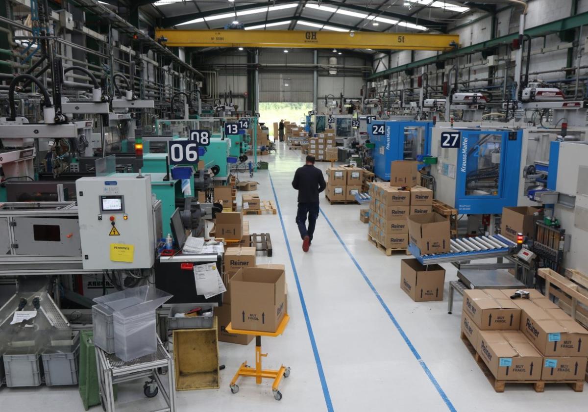 Vista general de una de las naves dedicadas a la producción que la empresa Reiner tiene en sus instalaciones de Itziar.