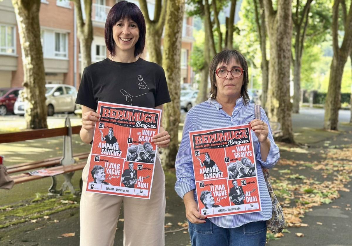 La concejal Maite Usabiaga y Ubane Uzin, de Gaztelupeko, en la presentación del cartel en el Espolón.