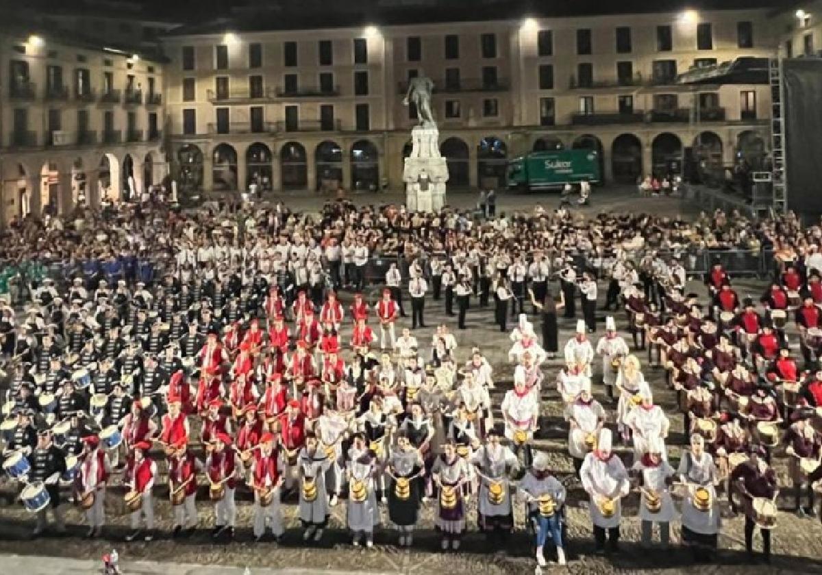 Pletórica llegada a la plaza de la enorme tamborrada de sociedades del viernes.