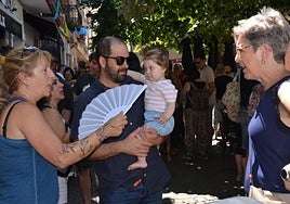 Una mujer abanica a una niña en una jornada tórrida.