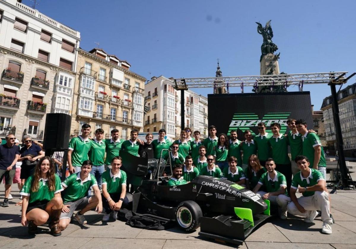 El equipo de Fórmula Student Vitoria con su nuevo monoplaza.