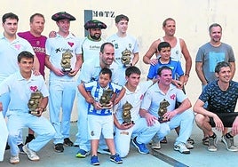 Herri mailako esku pilota txapelketako finalistak eta antolatzaileak.