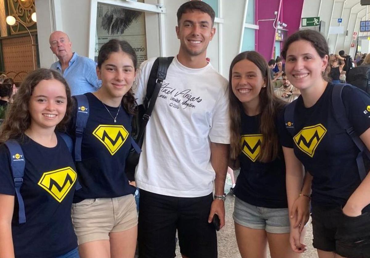 Zubimendi, que este domingo ha continuado con sus vacaciones, se ha fotografiado en el aeropuerto de Loiu con un grupo de jóvenes que viajaba a Gran Bretaña.