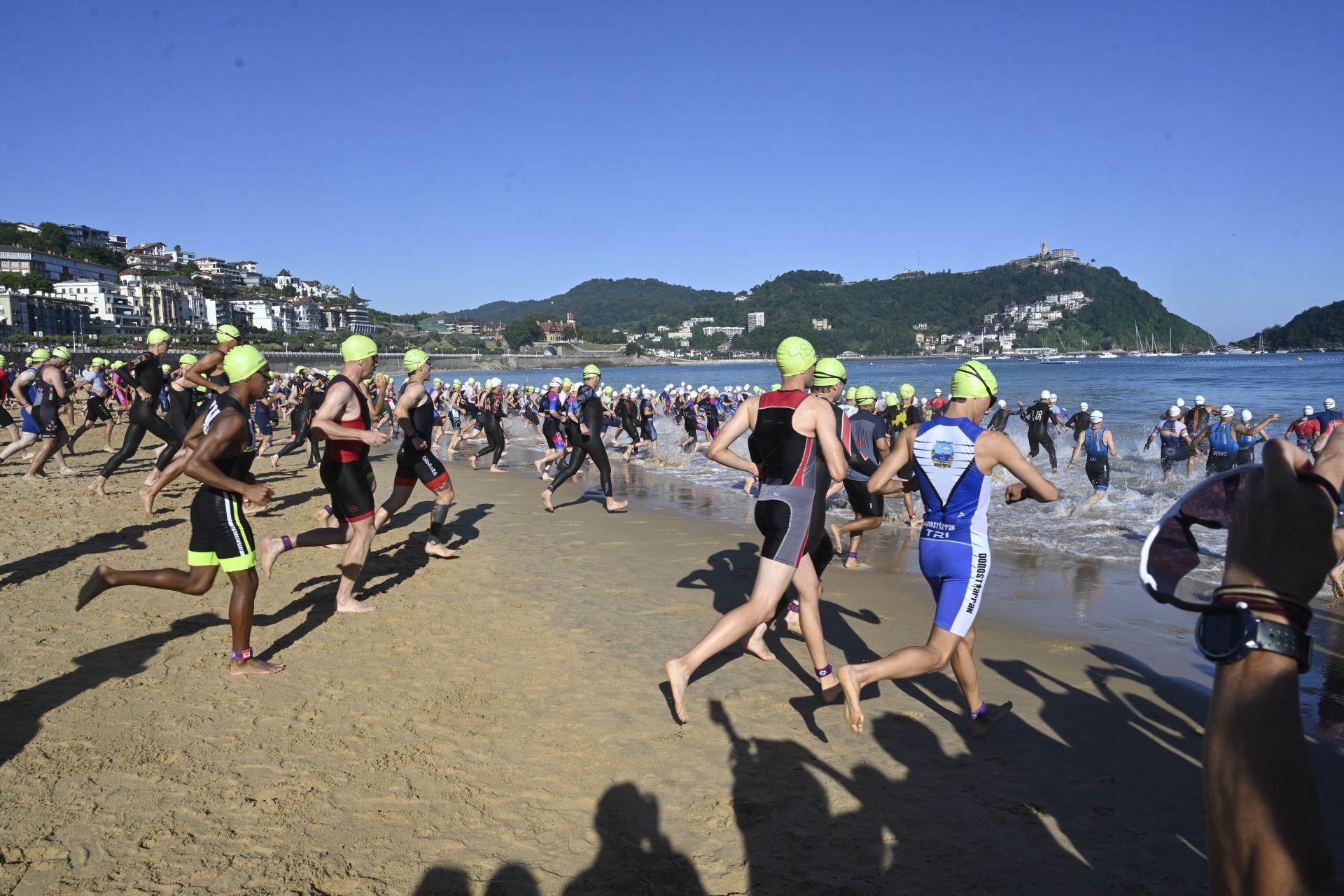 Las imágenes de la XVIII edición del Triatlón Memorial Onditz bajo el sol en Donostia