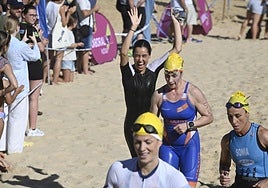 Una joven levanta los brazos eufórica tras salir del agua en el triatlón celebrado este domingo en San Sebastián
