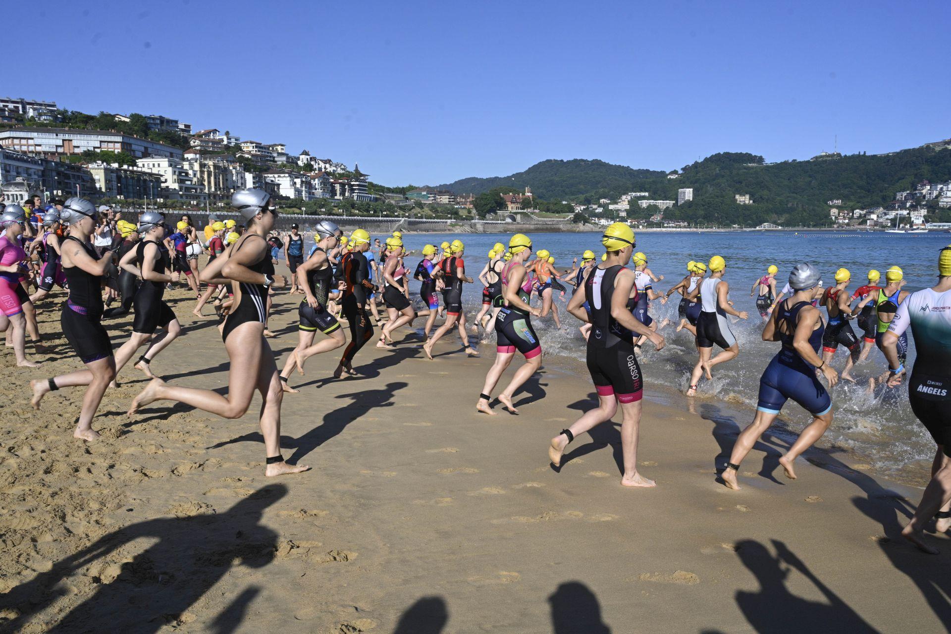 Las imágenes de la XVIII edición del Triatlón Memorial Onditz bajo el sol en Donostia