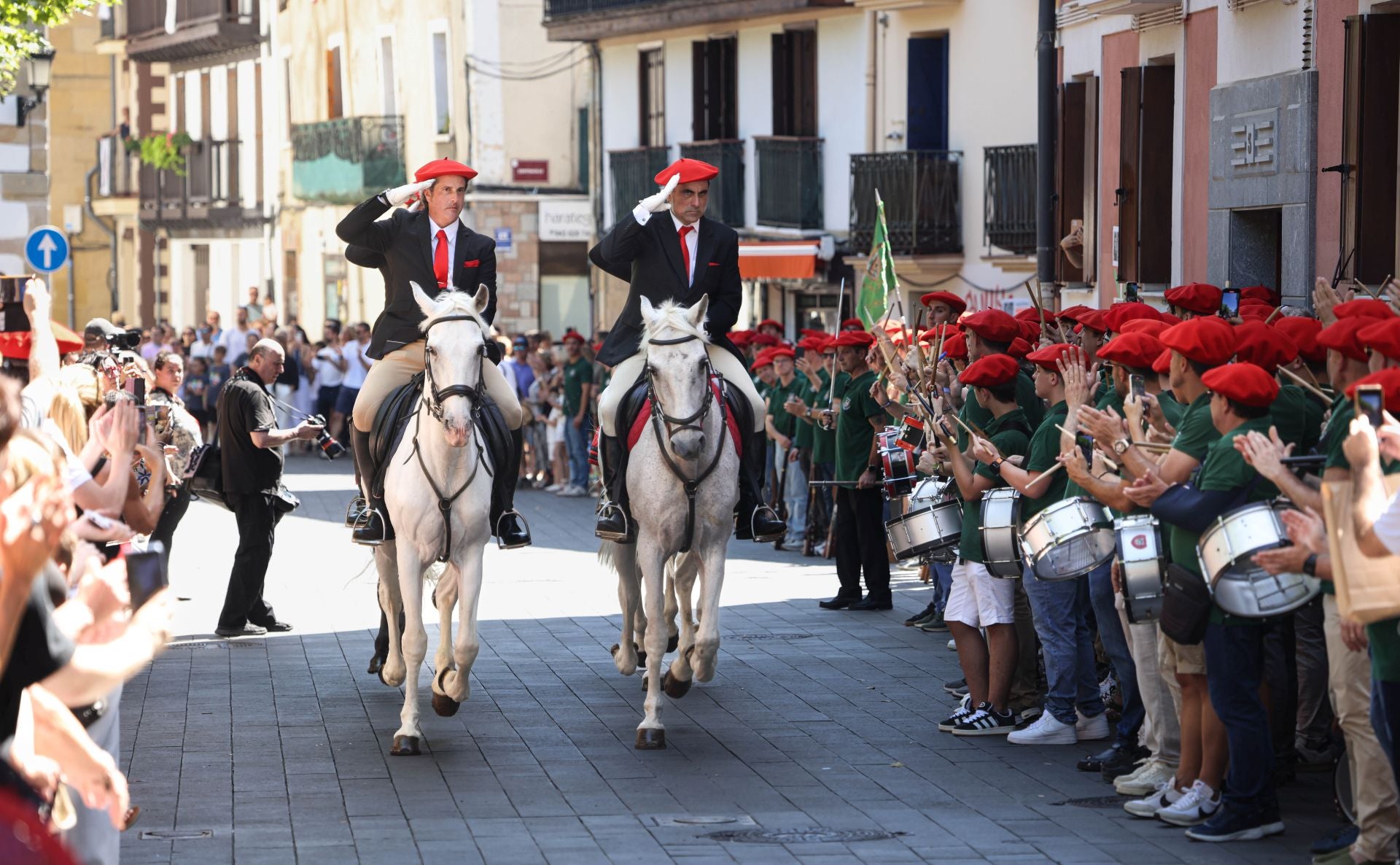 Irun vive una intensa víspera del gran día del año
