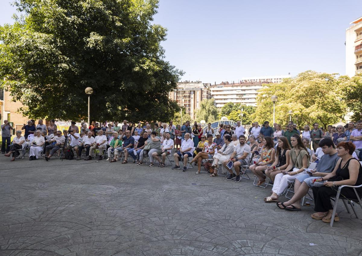 Imagen secundaria 1 - Homenaje a Rosa Zarra: «Que el señor Atutxa no pierda la oportunidad de pedirnos las disculpas que nos debe»