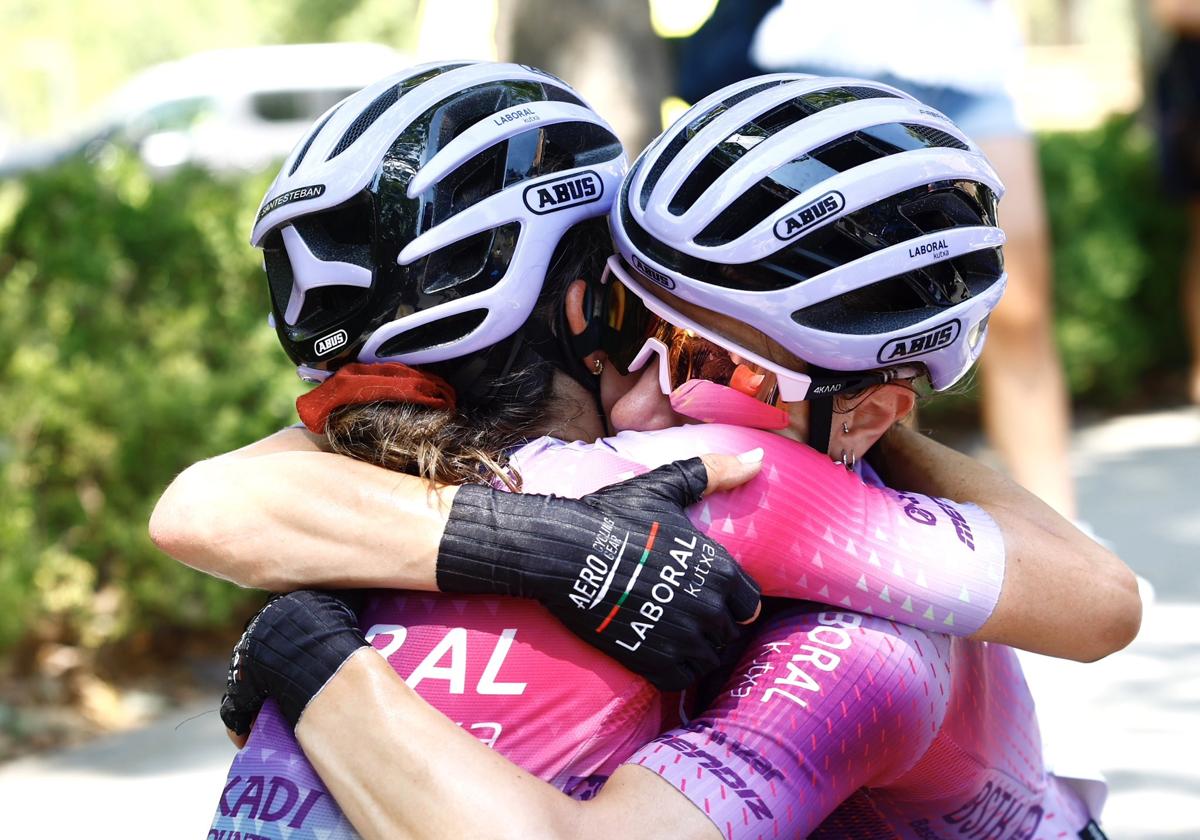 Ane Santesteban y Usoa Ostolaza se abrazan en la meta de Granada, donde la zarauztarra logró el bronce.