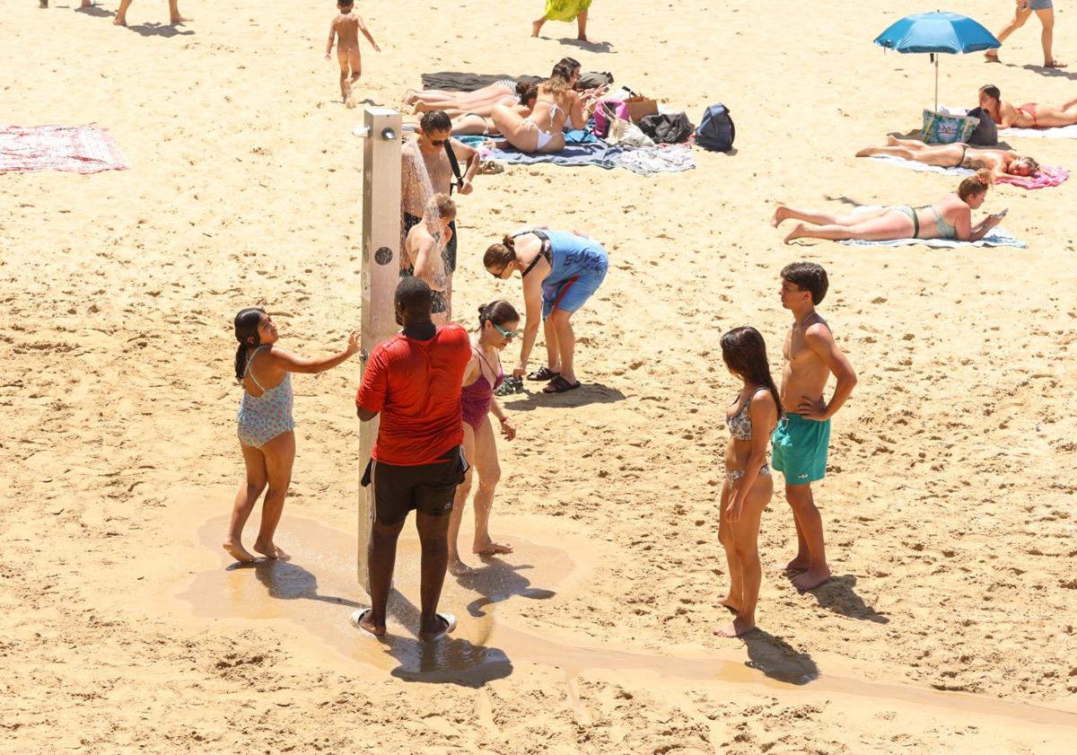 Imagen principal - Bañistas disfrutando en las playas de Donostia.
