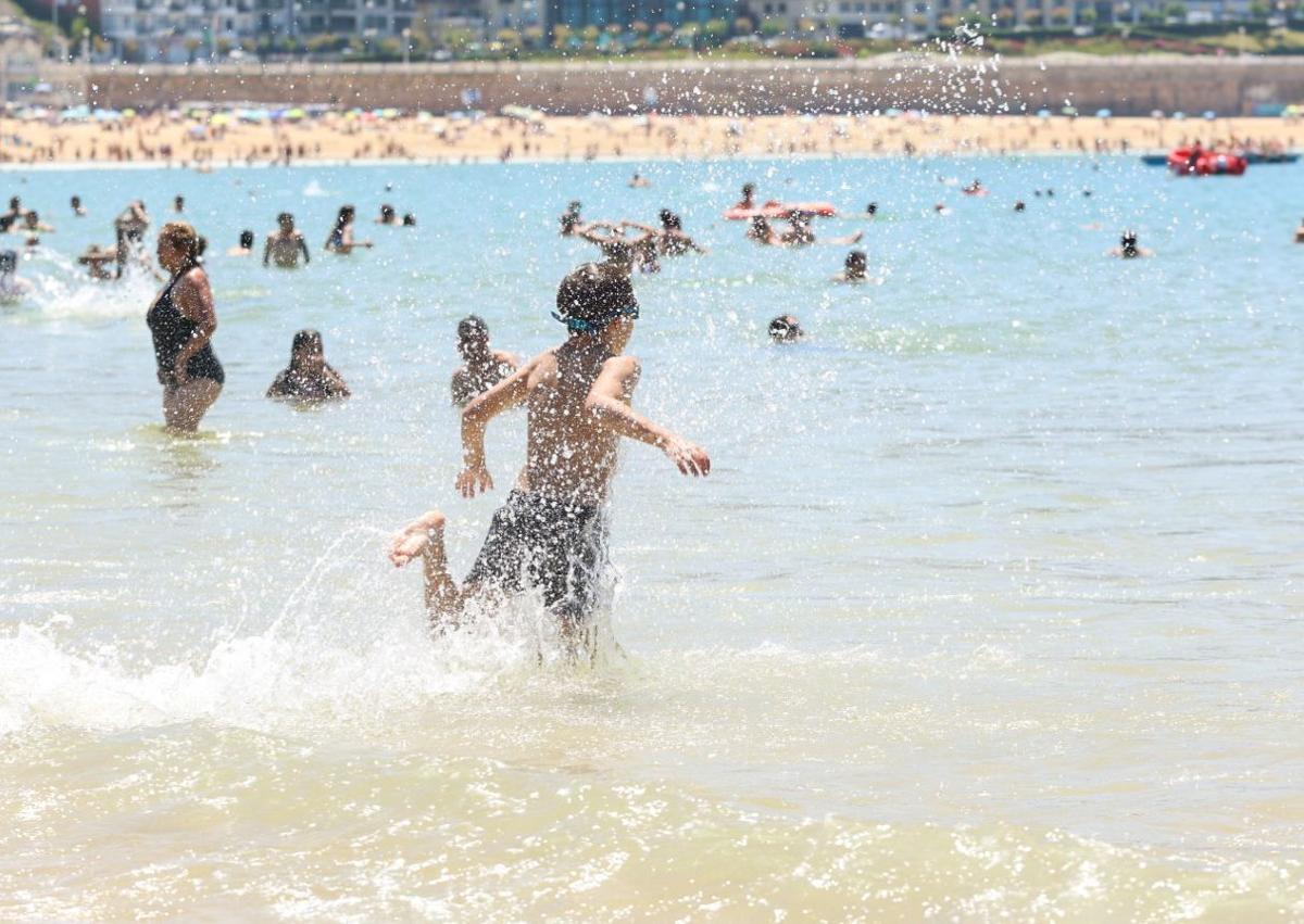 Imagen secundaria 1 - Bañistas disfrutando en las playas de Donostia.