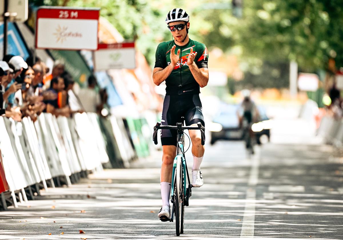 Eñaut Urkaregi celebra su medalla de plata en el Campeonato de España, el sábado en Granada.