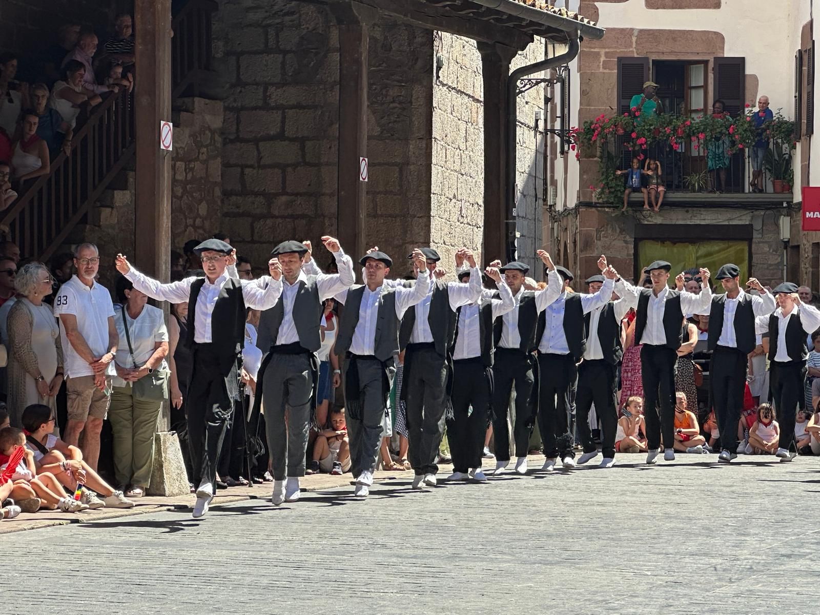Doneztebe baila al sol