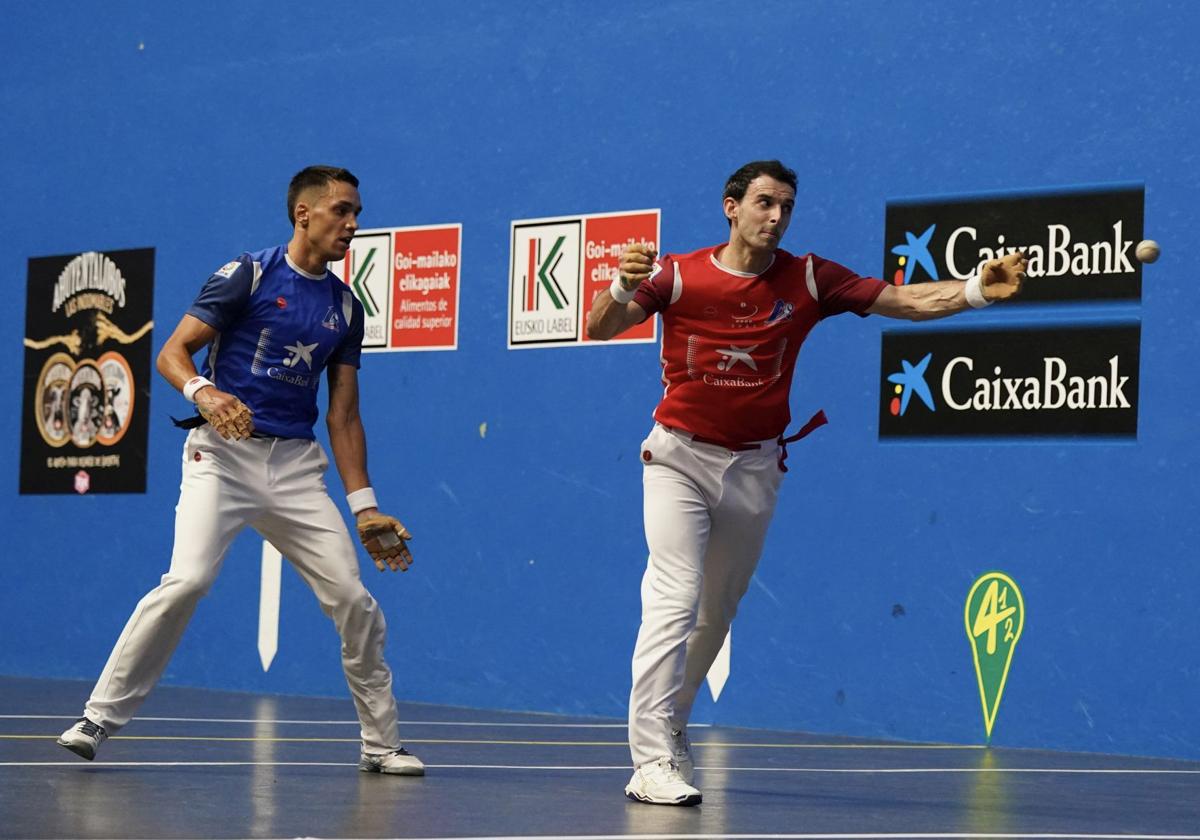 Altuna III y Zabala, en el partido de este domingo en Mungia.