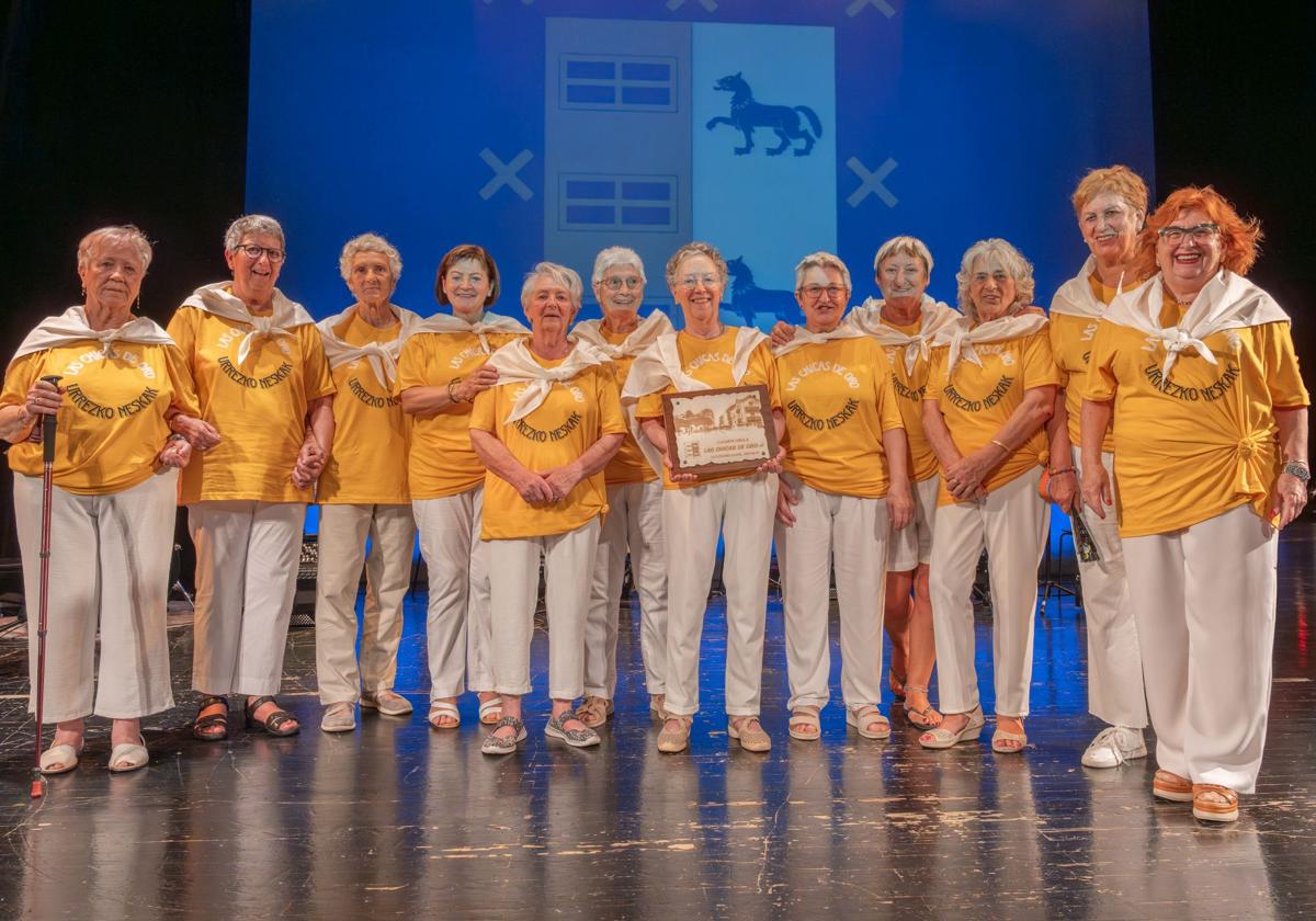 'Las chicas de oro', en la casa de cultura, tras recibir el merecido homenaje.