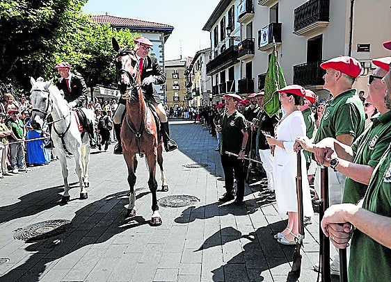 El general del Alarde tradicional, Asier Etxepare, pasa revista a la compañía Ama Shantalen.