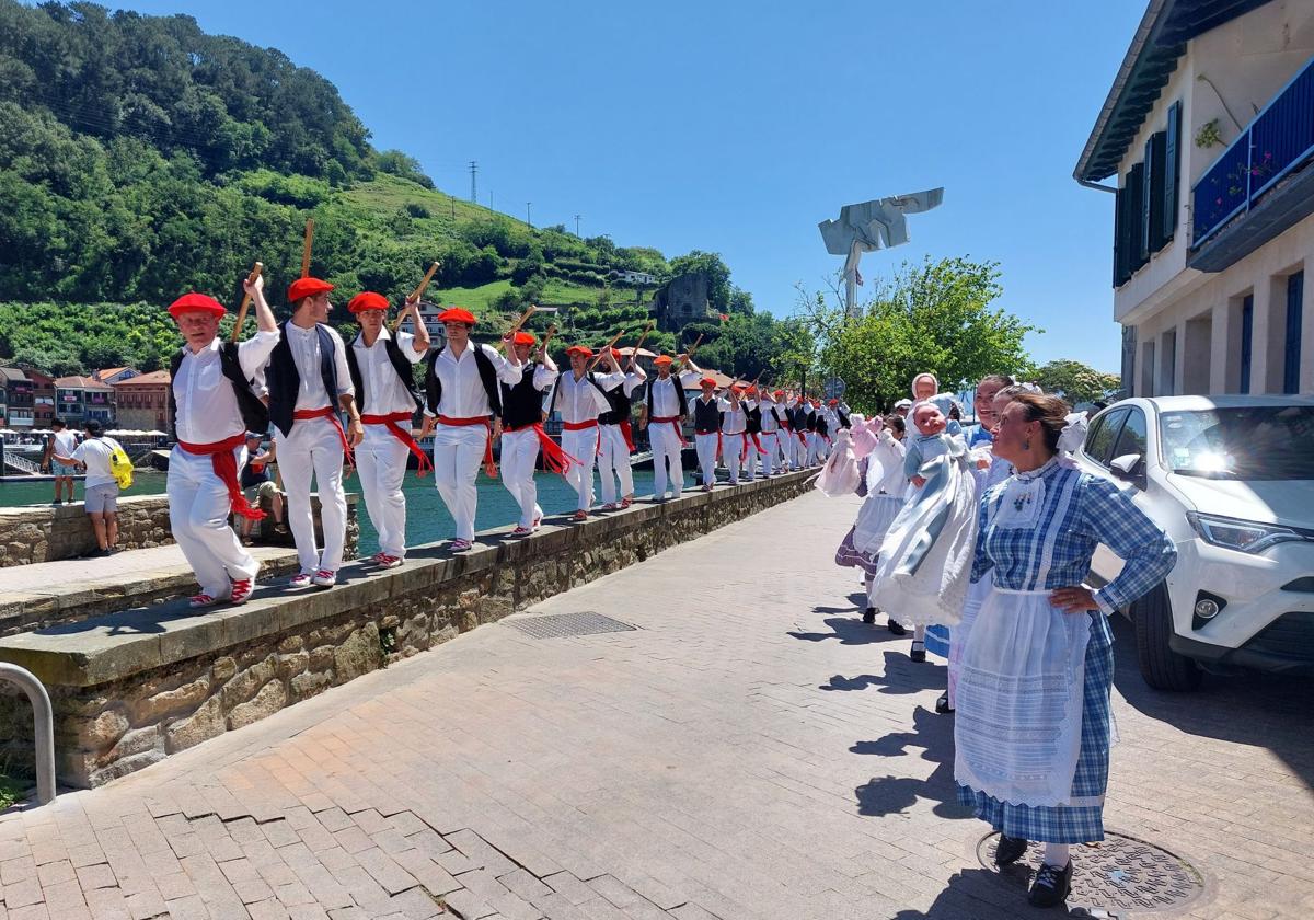Los pastores y las nodrizas bailaron en Torreatze a orillas del mar.