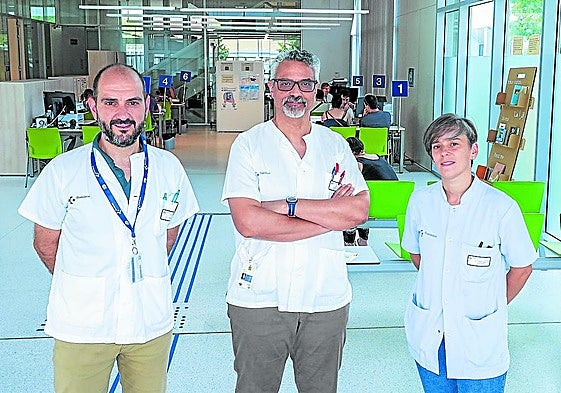 Asier Pérez, Maxi Gutiérrez y Eva Gómez, en el ambulatorio de Zabalgana.