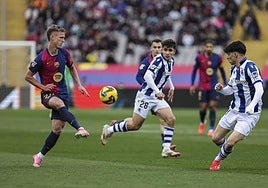 Olmo ejecuta un pase por alto ante la presencia de Marín y Martín.