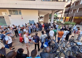 Imagen del encuentro entre vecinos y refugiados en Amara Berri.
