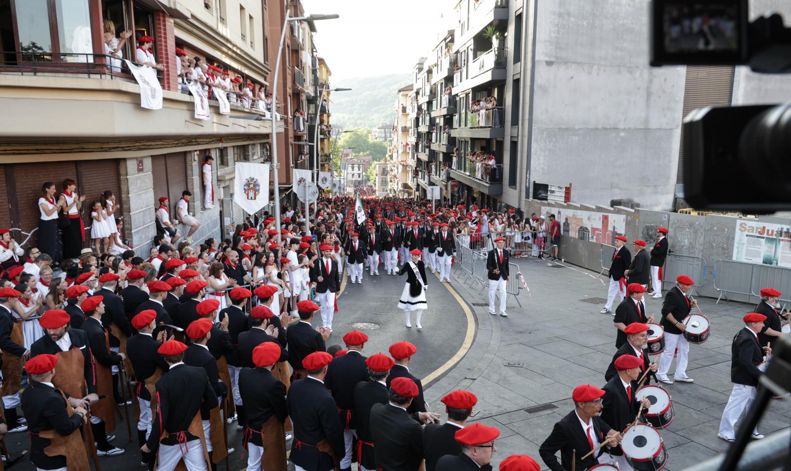 Emoción, sol y calor en el Alarde tradicional