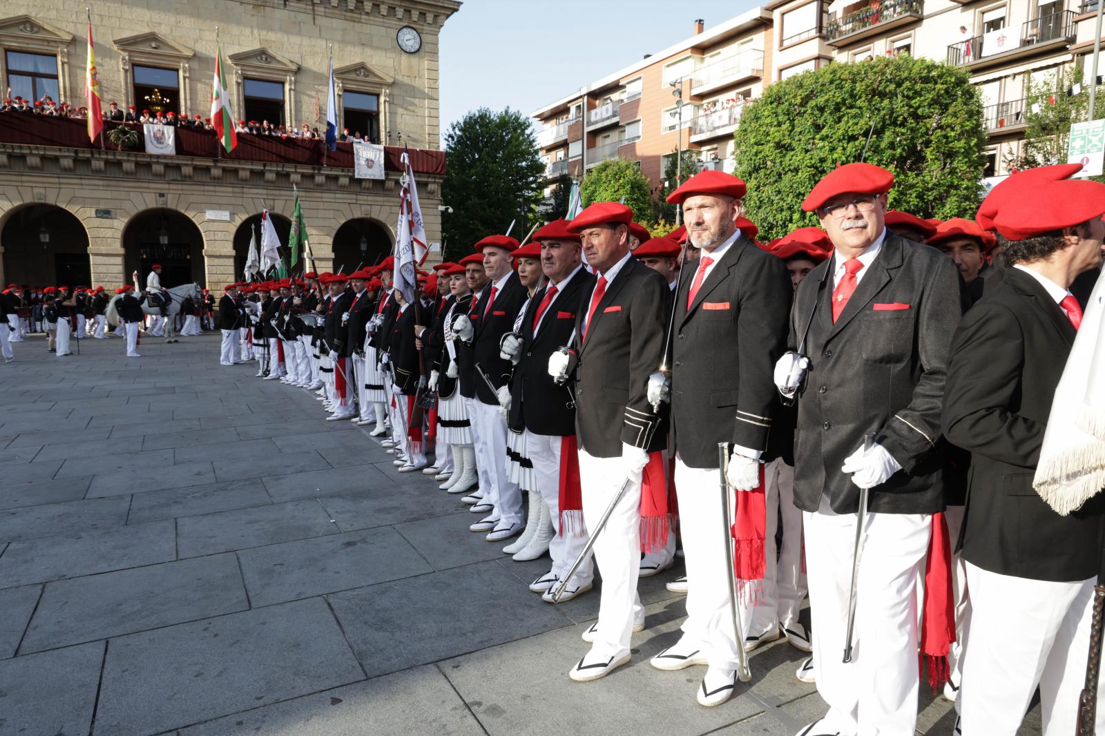 Emoción, sol y calor en el Alarde tradicional