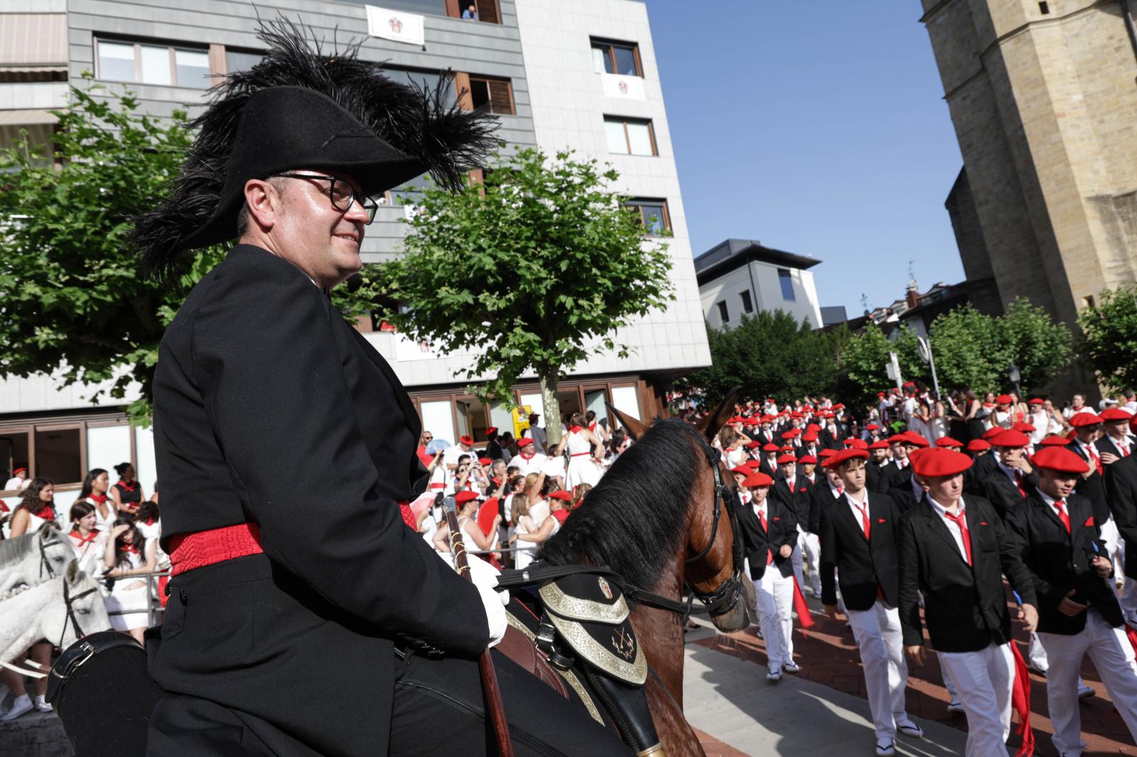 Emoción, sol y calor en el Alarde tradicional