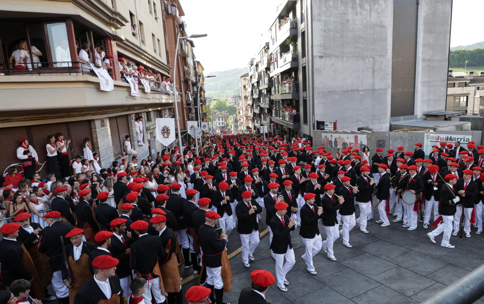 Emoción, sol y calor en el Alarde tradicional