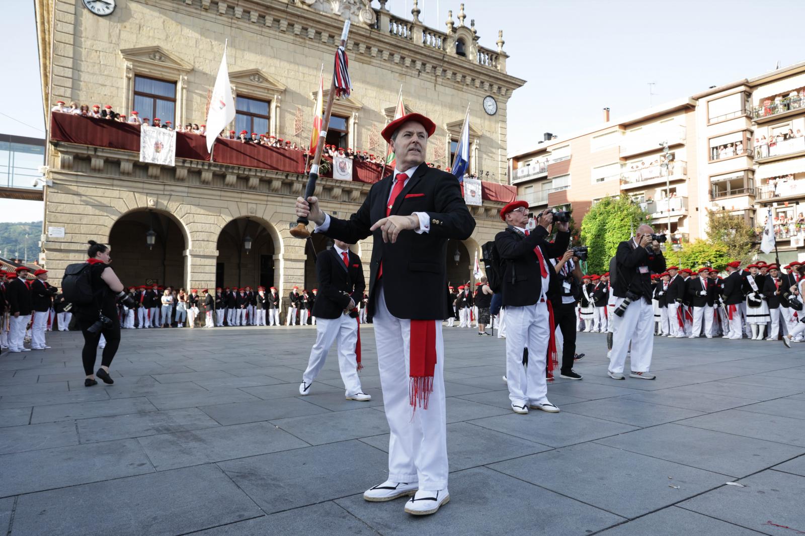 Emoción, sol y calor en el Alarde tradicional