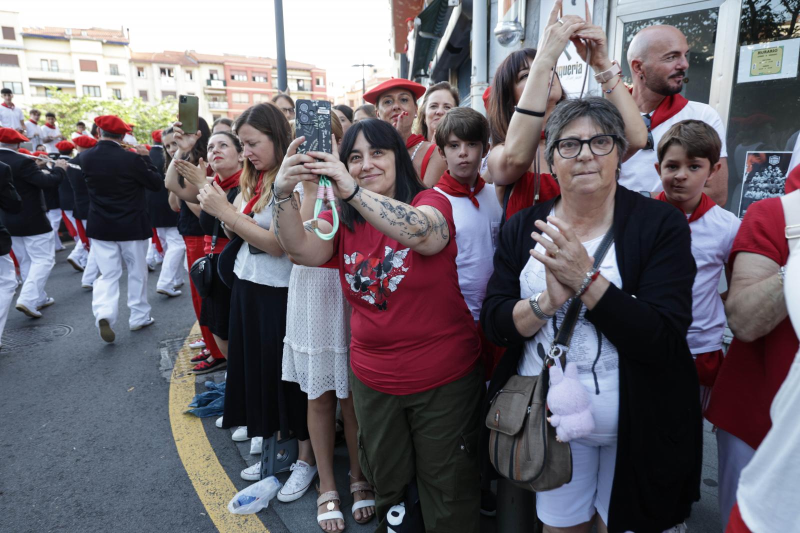 Emoción, sol y calor en el Alarde tradicional