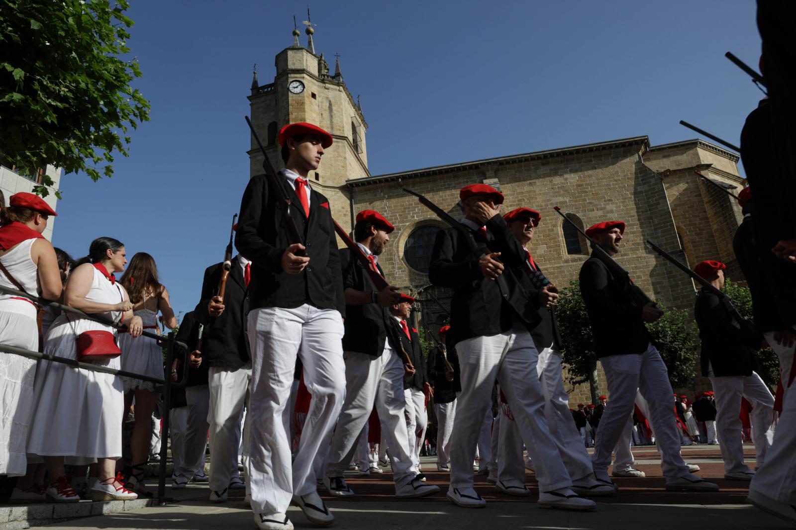 Emoción, sol y calor en el Alarde tradicional