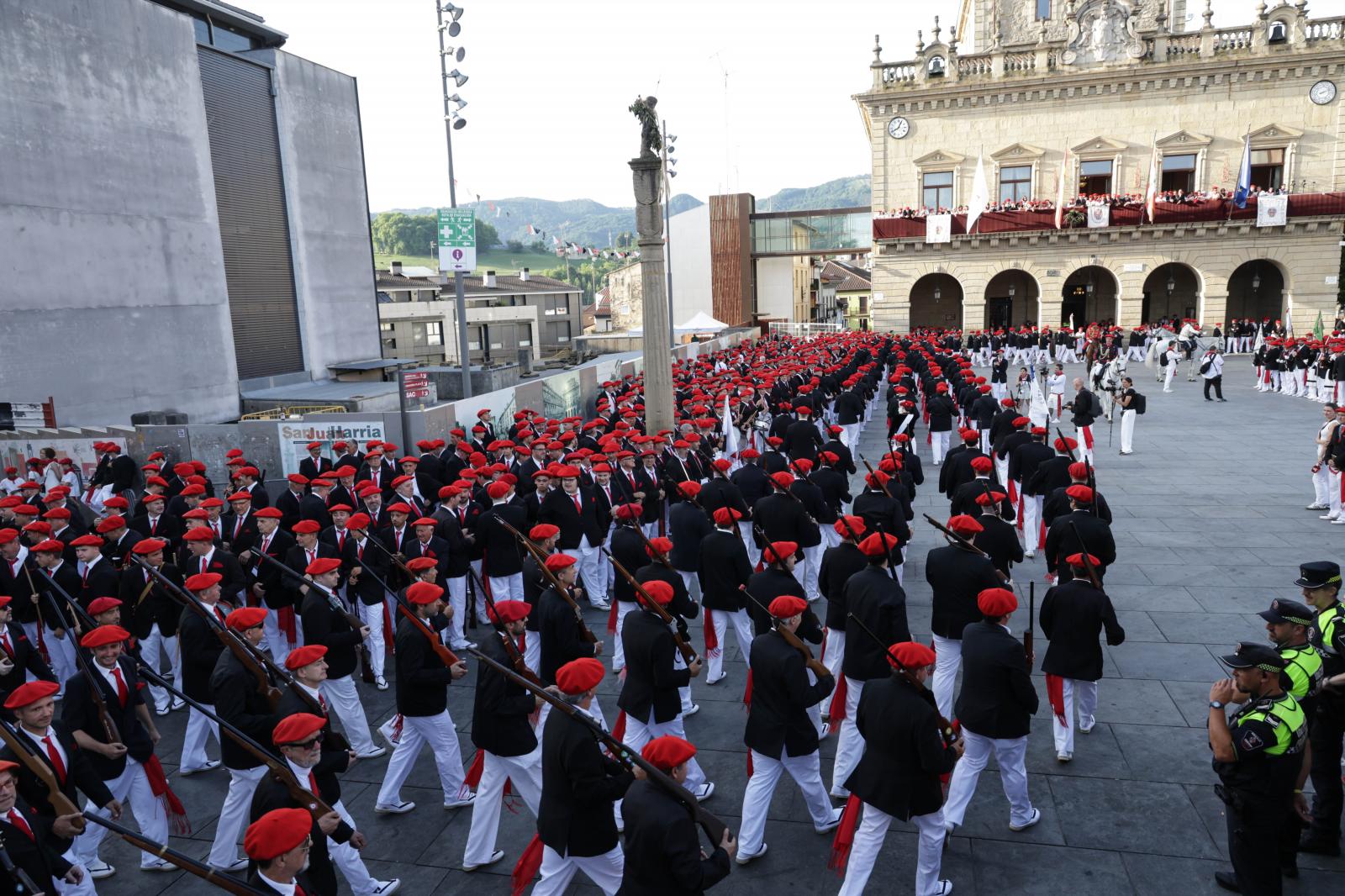 Emoción, sol y calor en el Alarde tradicional
