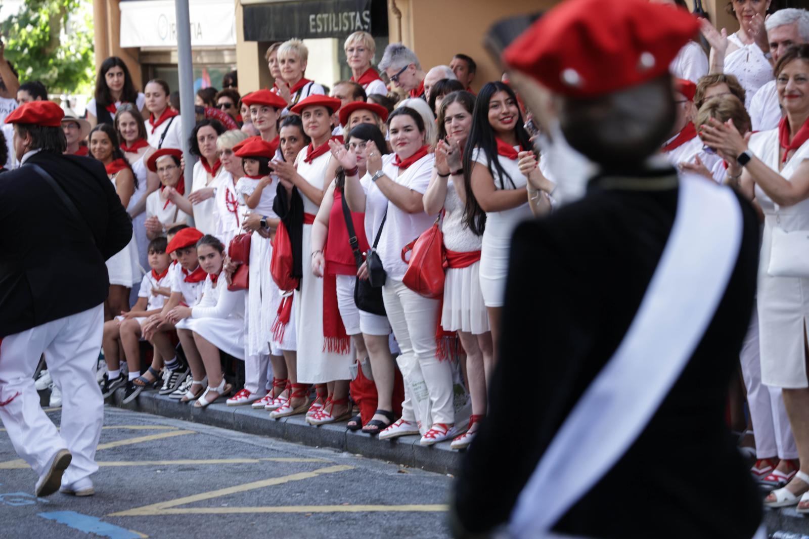 Emoción, sol y calor en el Alarde tradicional