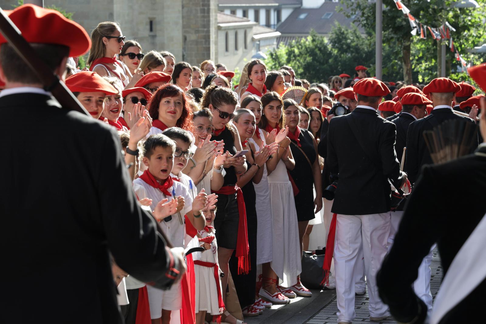 Emoción, sol y calor en el Alarde tradicional
