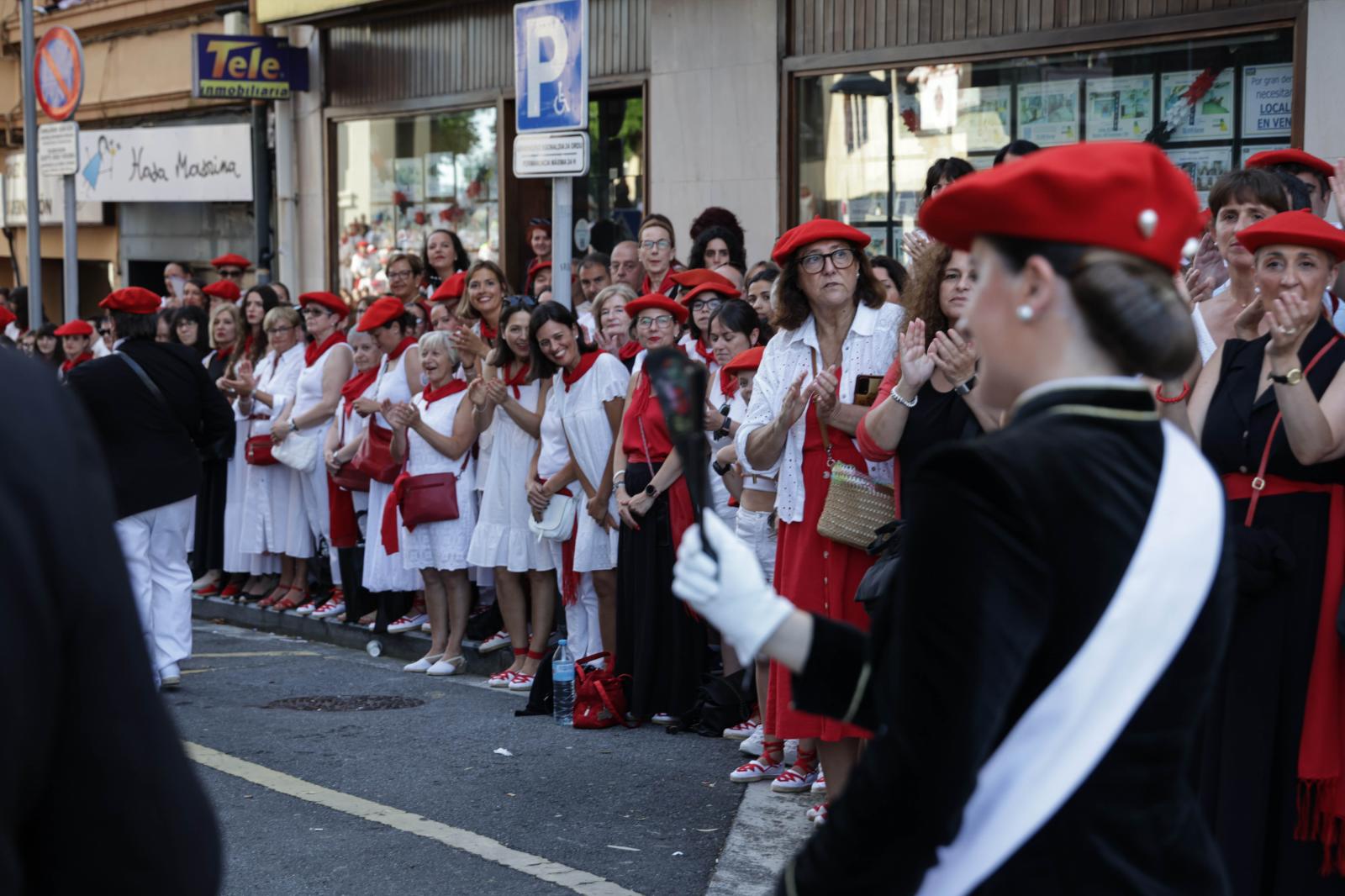 Emoción, sol y calor en el Alarde tradicional