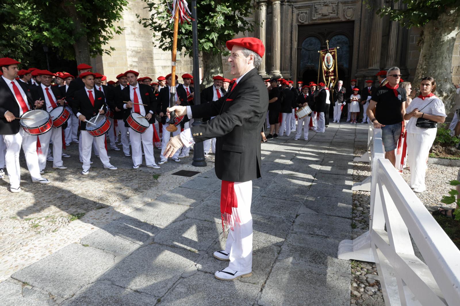 Emoción, sol y calor en el Alarde tradicional
