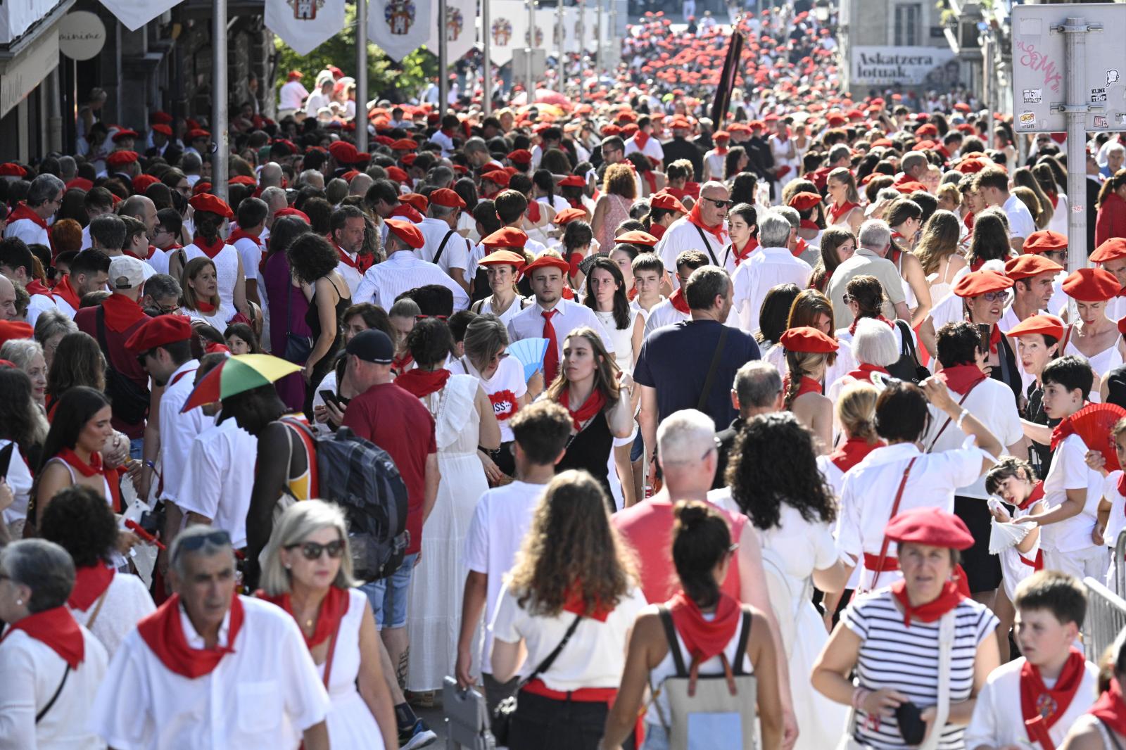 El Alarde público desfila bajo un intenso sol