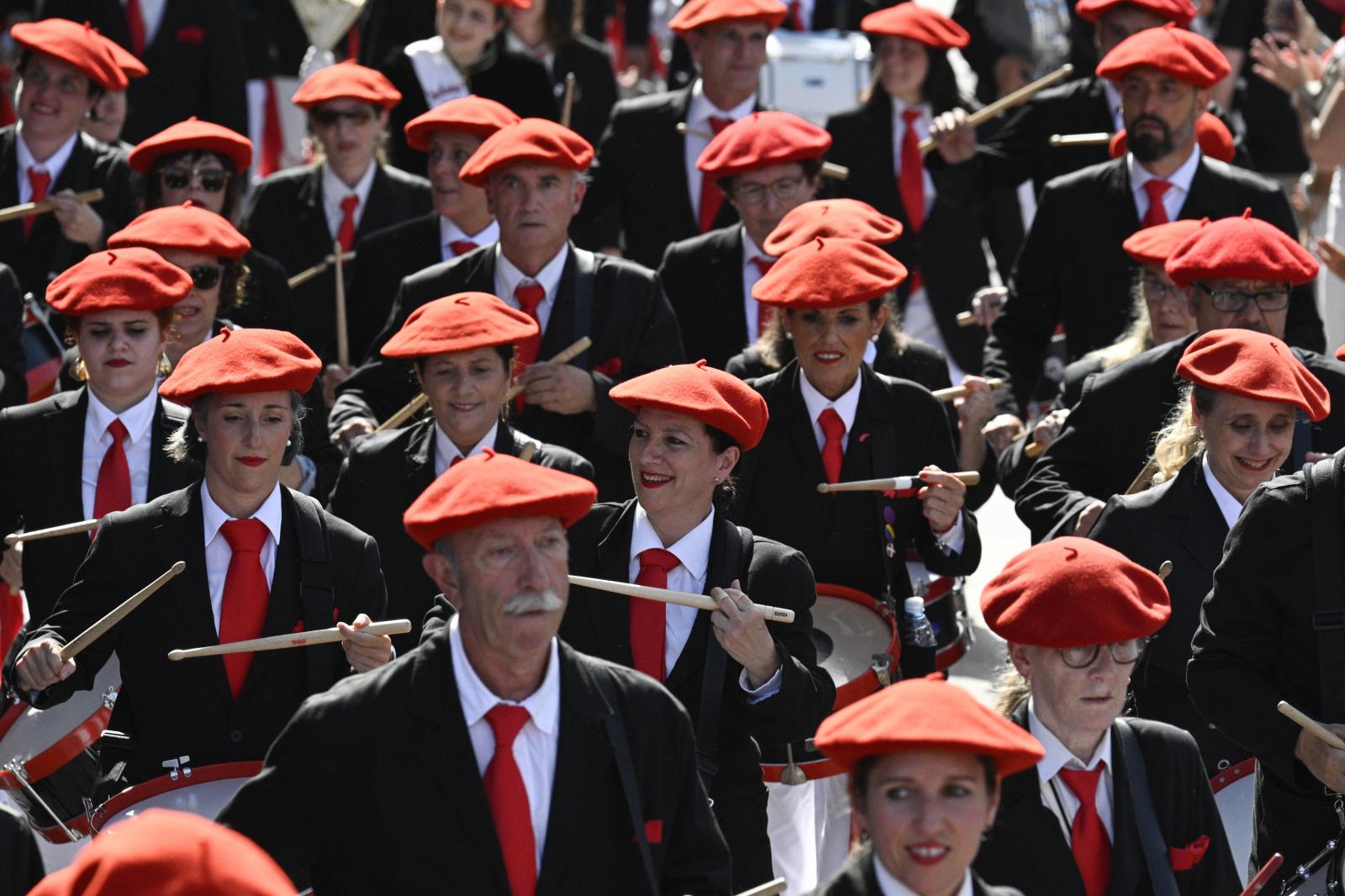 El Alarde público desfila bajo un intenso sol