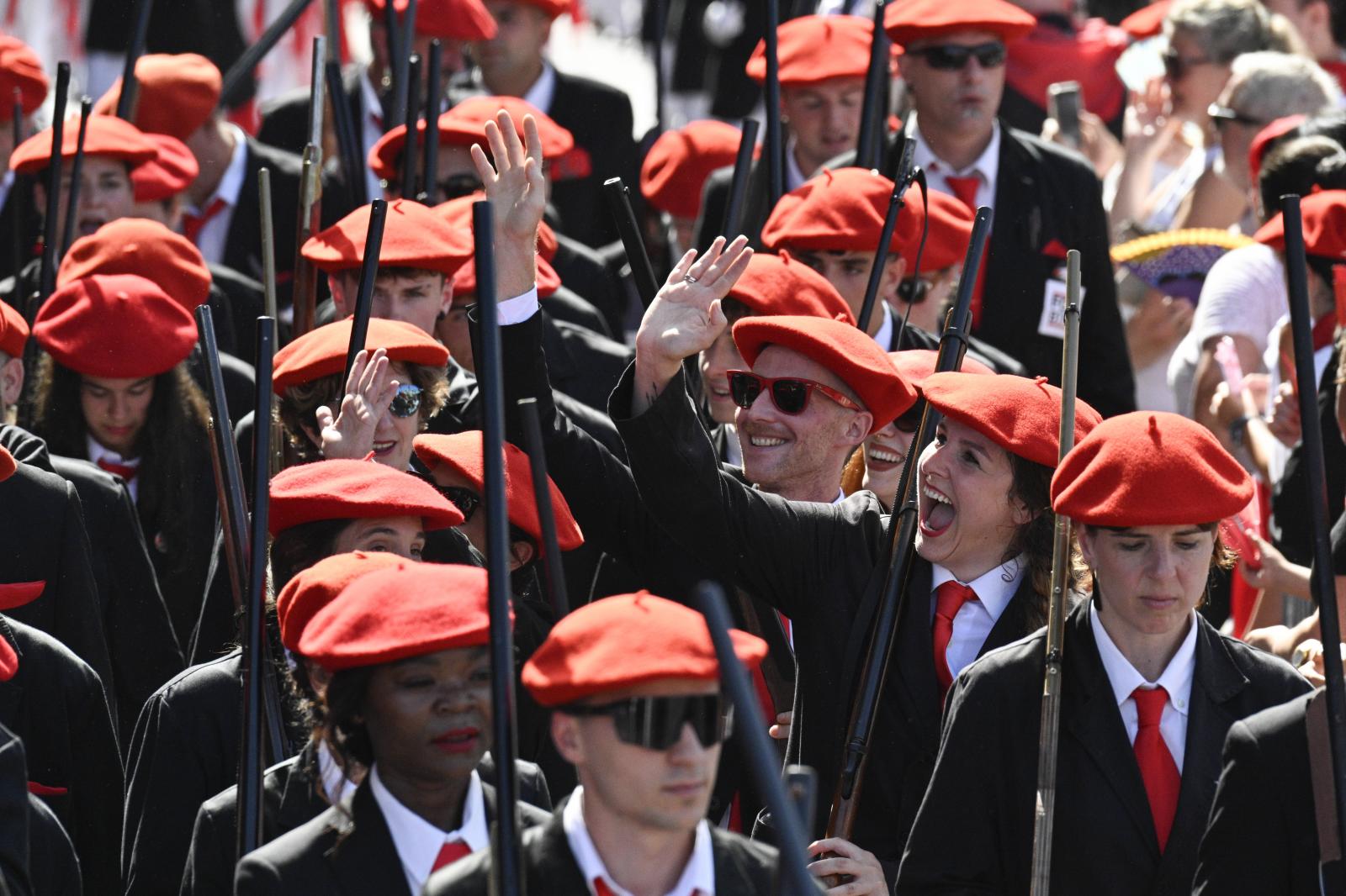 El Alarde público desfila bajo un intenso sol