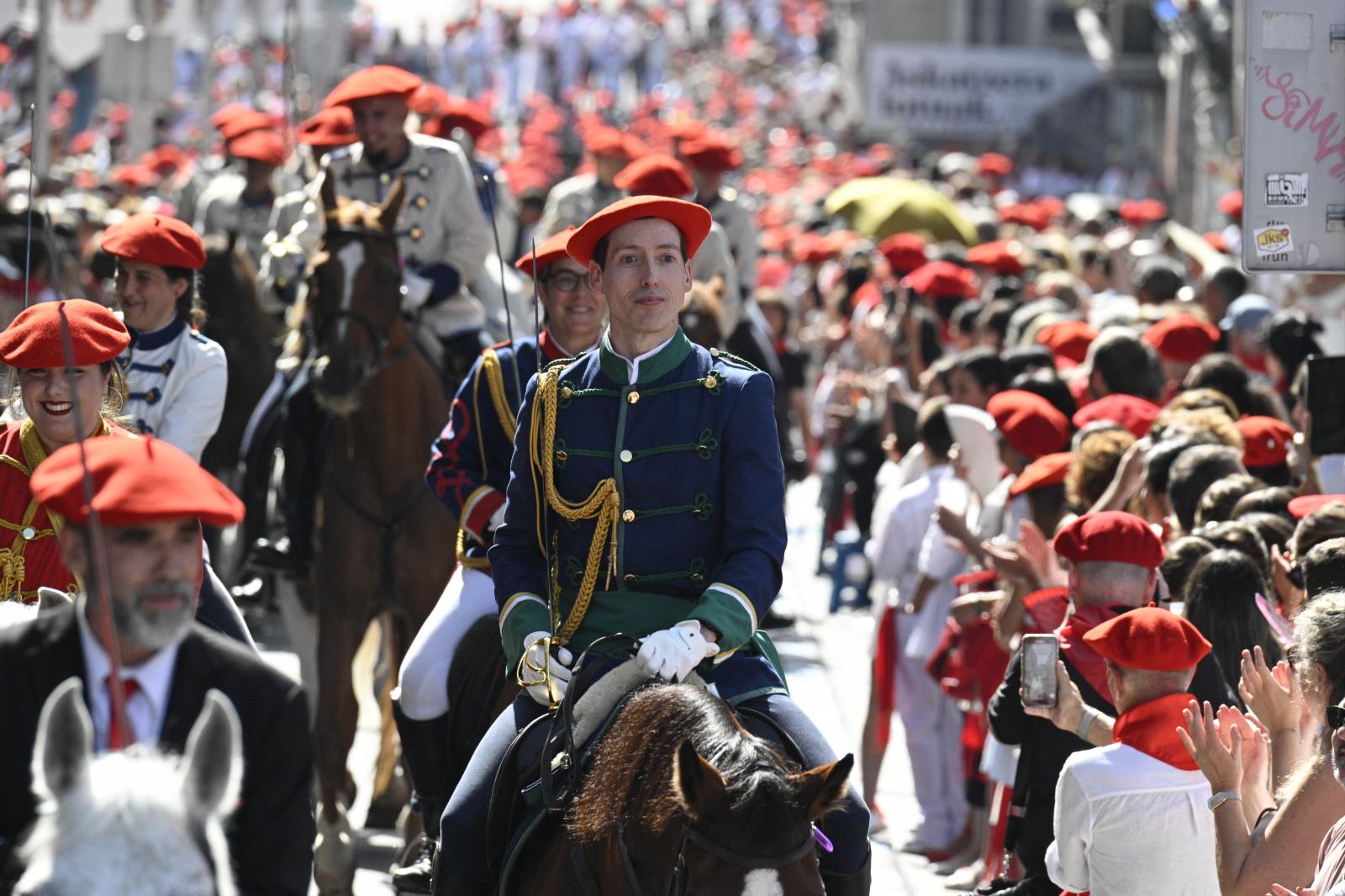 El Alarde público desfila bajo un intenso sol