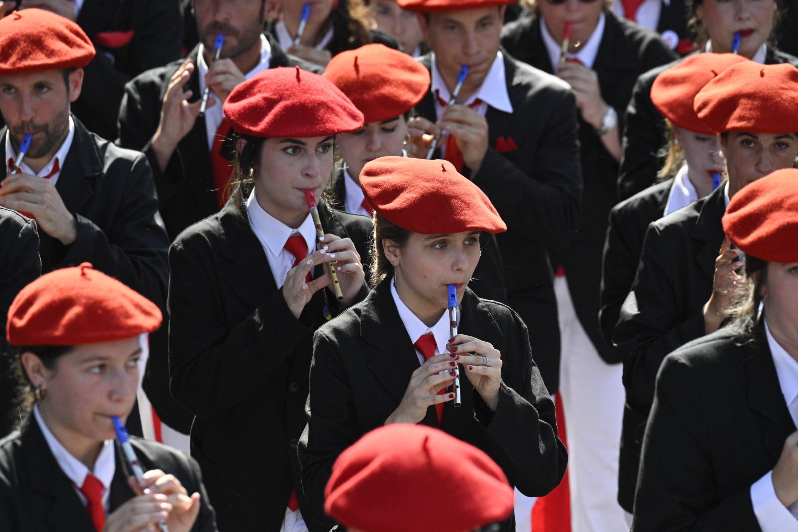 El Alarde público desfila bajo un intenso sol