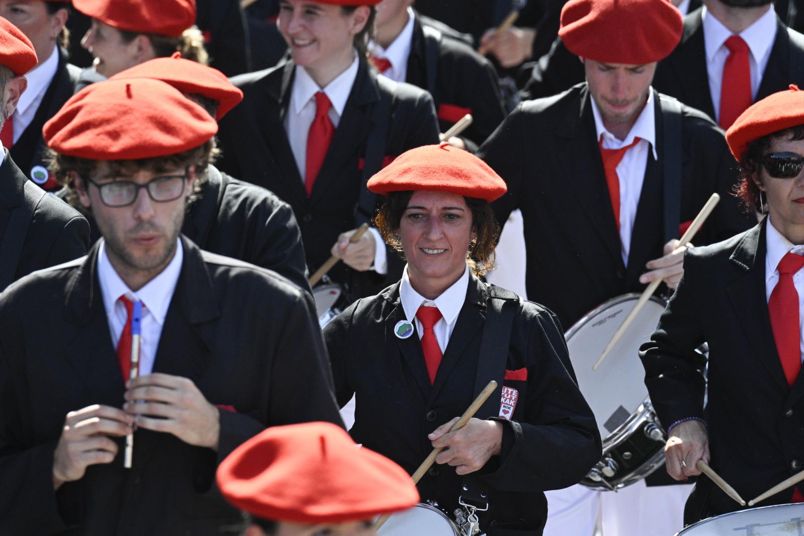El Alarde público desfila bajo un intenso sol