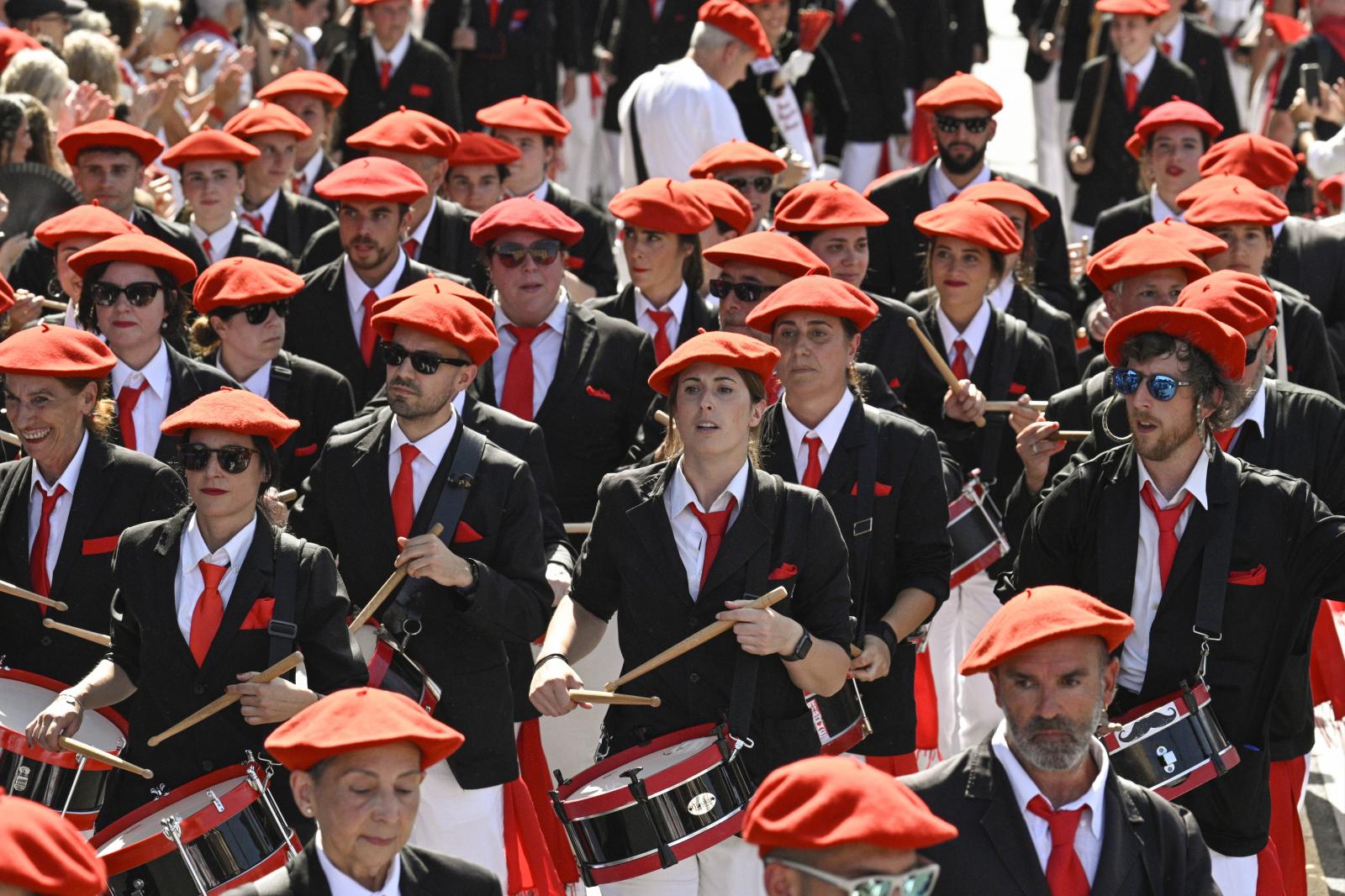 El Alarde público desfila bajo un intenso sol