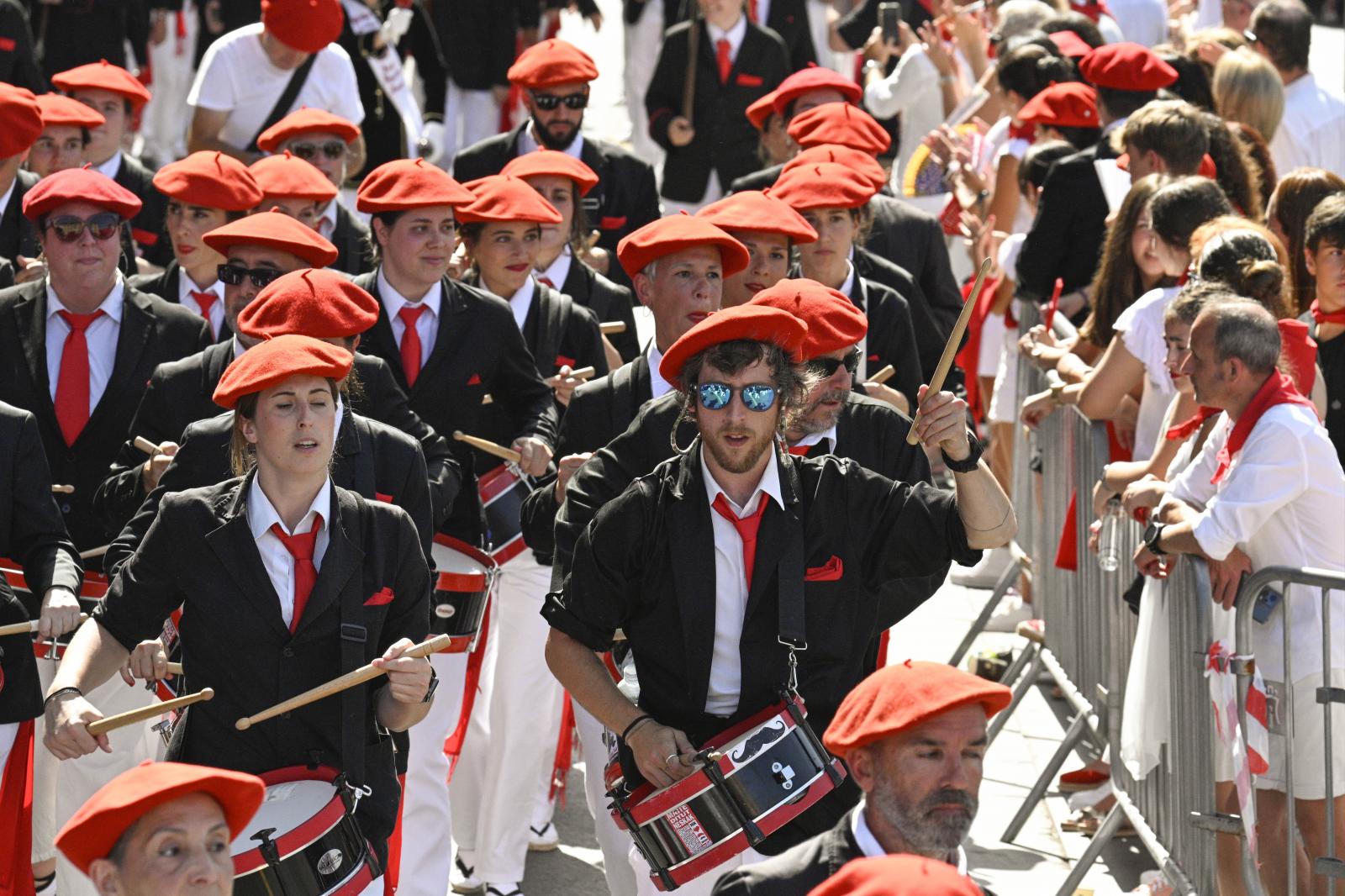 El Alarde público desfila bajo un intenso sol