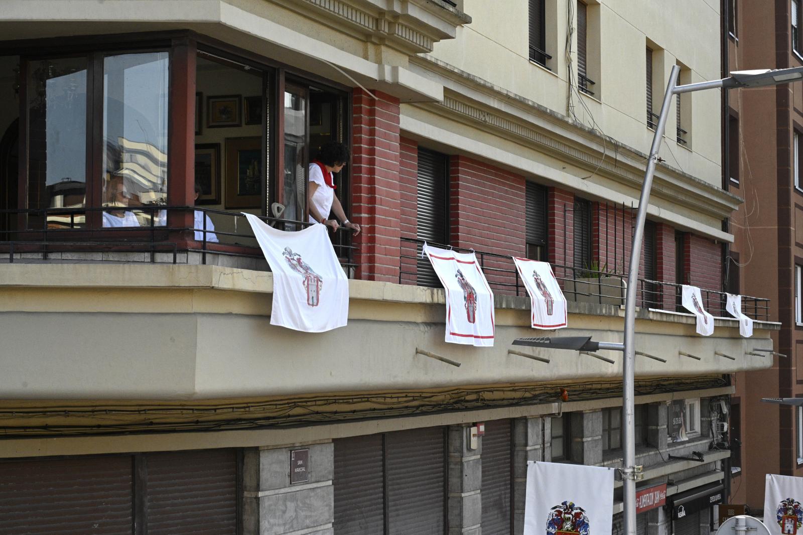 El Alarde público desfila bajo un intenso sol