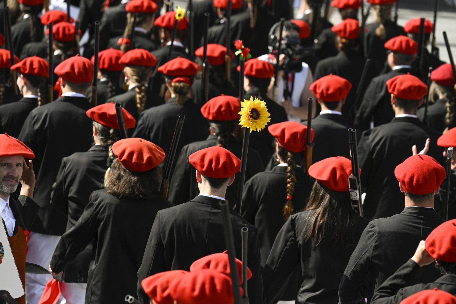 El Alarde público desfila bajo un intenso sol