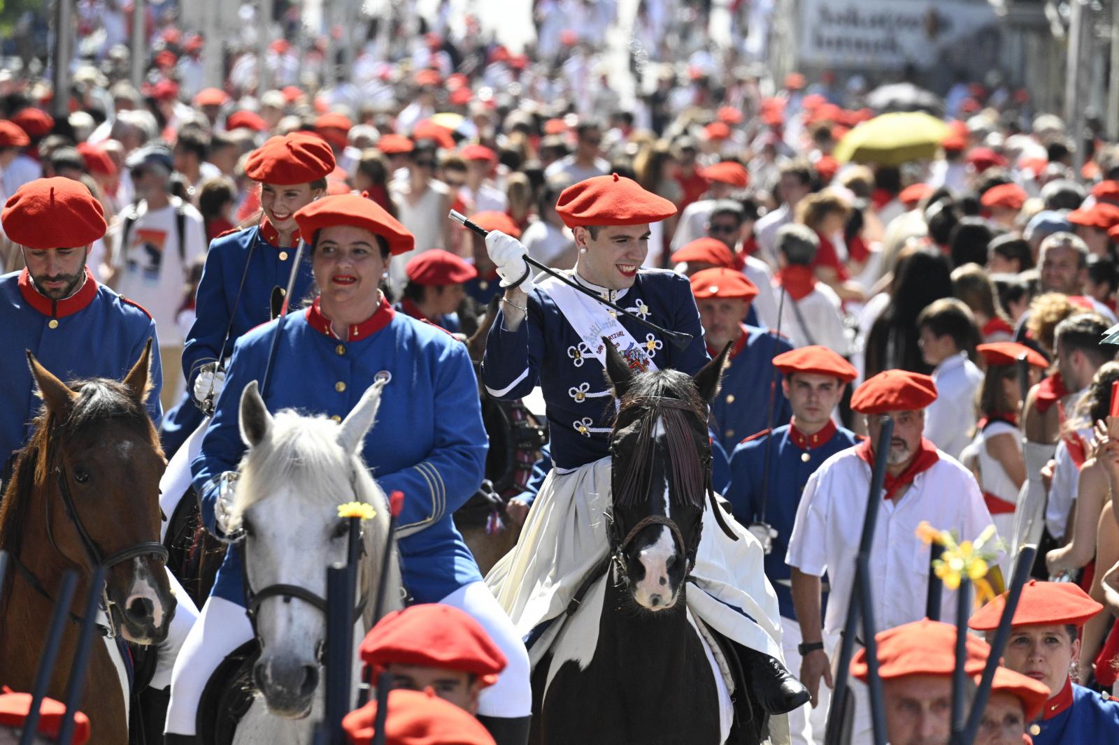 El Alarde público desfila bajo un intenso sol