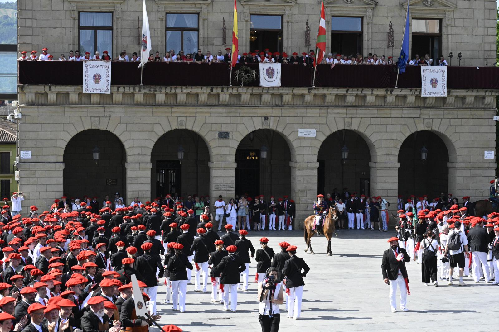 El Alarde público desfila bajo un intenso sol